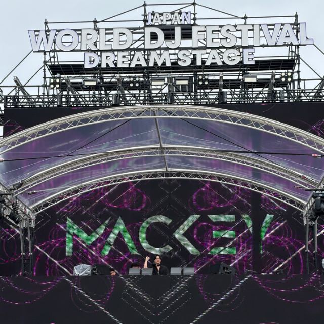 フェスのステージでプレイするMackey