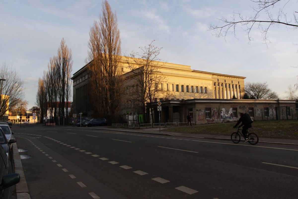 冬の夕方、道路越しに見たベルリンのBerghainの建物